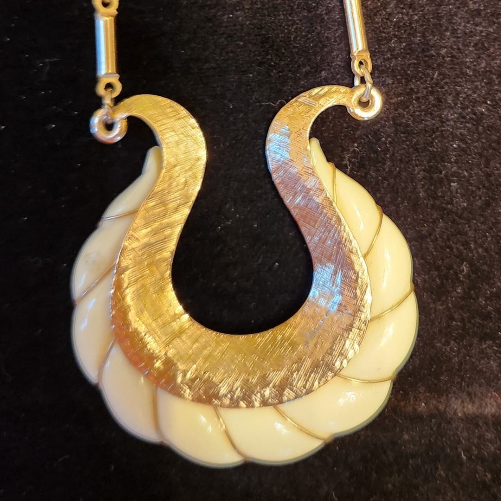 Vintage Sarah Coventry Necklace gold/white pendant